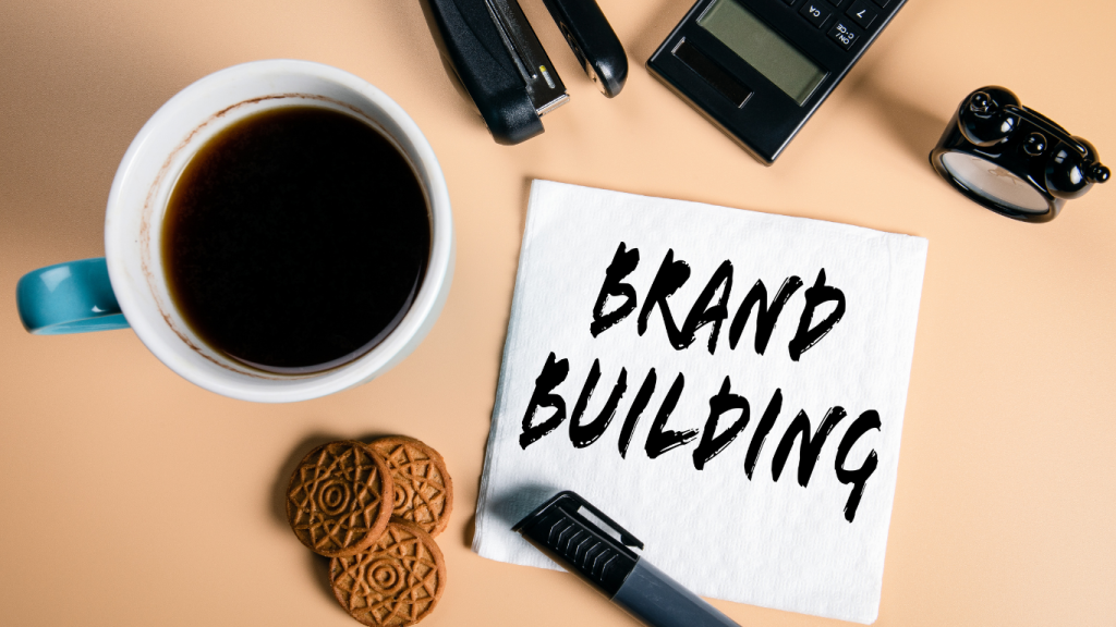 Construcción de una marca sobre cimientos sólidos de imagen corporativa, representada con ladrillos de logo, colores, tipografías y manual de marca