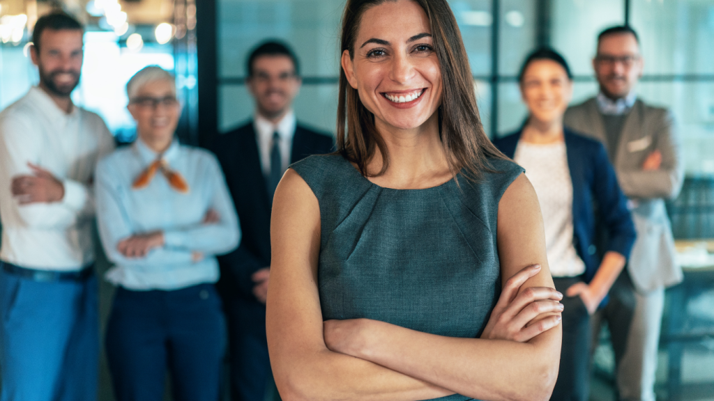 Persona sola vs equipo profesional en marketing digital. Contraste entre hacerlo tú mismo o delegar.