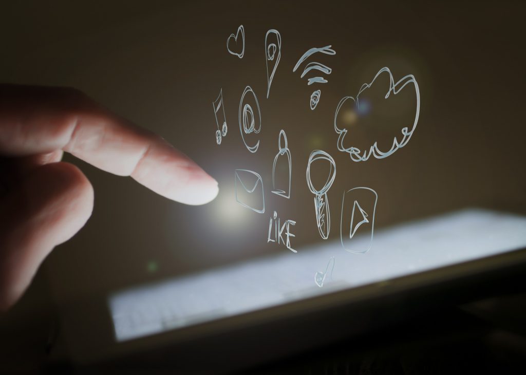 Profesional del marketing analizando el panel de redes sociales con métricas de Instagram, TikTok y LinkedIn en 2026, mostrando tendencias de saturación y engagement