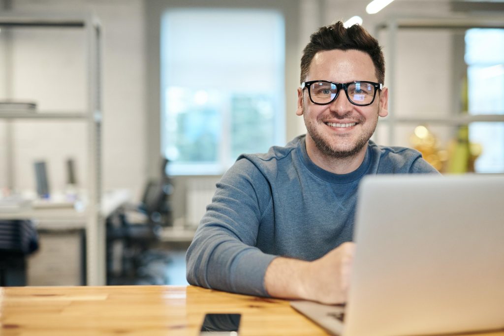 Profesional del marketing digital analizando datos y estrategias de contenido en su ordenador portátil en oficina moderna